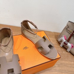 Hermes' classic hot products are launched in Dongguan... a Eclair 2025 new color + hot series style is super positive, with a certain thickness that increases the height and makes your legs look longer!A single item that is breathable and comfortable in t