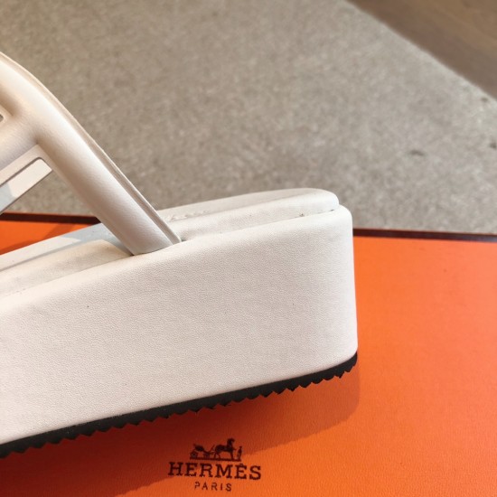 Hermes... a Eclair slippers 2024 new product + hot series of shoes with light soles, with a certain thickness that increases the height and makes your legs look longer!Body, breathable and comfortable technology fabric!A single item that combines color co Hermes... a Eclair slippers 2024 new product + hot series of shoes with light soles, with a certain thickness that increases the height and makes your legs look longer!Body, breathable and comfortable technology fabric!A single item that combines color co