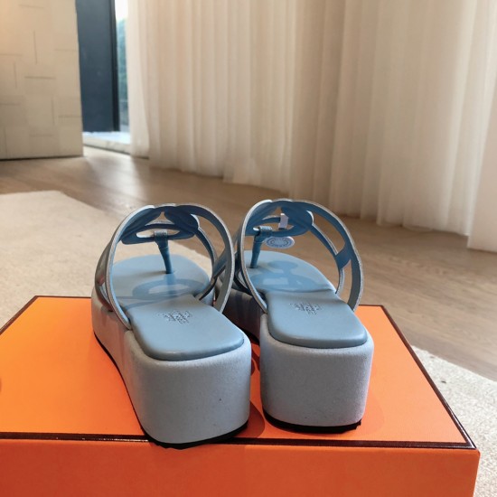 Hermes... a Eclair slippers 2024 new product + hot series of shoes with light soles, with a certain thickness that increases the height and makes your legs look longer!Body, breathable and comfortable cowhide fabric!A single item that combines color combi Hermes... a Eclair slippers 2024 new product + hot series of shoes with light soles, with a certain thickness that increases the height and makes your legs look longer!Body, breathable and comfortable cowhide fabric!A single item that combines color combi