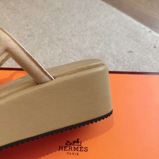 Hermes... a Eclair slippers 2024 new product + hot series of shoes with light soles, with a certain thickness that increases the height and makes your legs look longer!Body, breathable and comfortable technology fabric!A single item that combines color co Hermes... a Eclair slippers 2024 new product + hot series of shoes with light soles, with a certain thickness that increases the height and makes your legs look longer!Body, breathable and comfortable technology fabric!A single item that combines color co