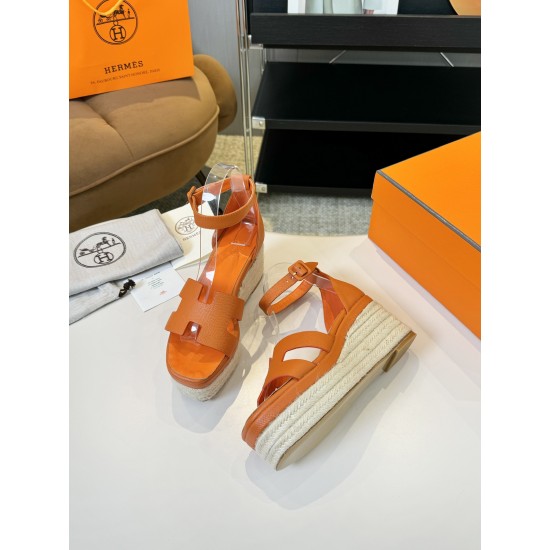 300Herms/Hermes classic waterproof platform H slope heel rope sandals with extremely retro design. It has a strong exotic style and fashionable feeling, and it has a tone for casual wear. Simple styles are easy to match with high-end feel. It is great. Th