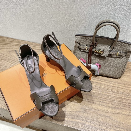 Palmprint. Heel height 7cm Hermes top version. High-heeled sandals 350Herme* Early Spring Counter New High-heeled Sandal Series ✔️Upper: Epson leather suede palm print ✔️Inner: Imported mixed-bred sheepskin ✔️Heel height: 7cm 9cm 10.5cm ✔️Outs: Original I Palmprint. Heel height 7cm Hermes top version. High-heeled sandals 350Herme* Early Spring Counter New High-heeled Sandal Series ✔️Upper: Epson leather suede palm print ✔️Inner: Imported mixed-bred sheepskin ✔️Heel height: 7cm 9cm 10.5cm ✔️Outs: Original I
