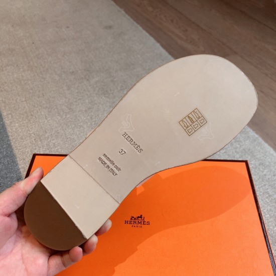Hermes ❤️Top version. Clip-toe flat bottom drag Hermes... a Eclair 2025 new Kelly+ hit series style is super positive, body-transparent and breathable and comfortable imported cowhide spring and summer color combination and appearance and comfort!Channel Hermes ❤️Top version. Clip-toe flat bottom drag Hermes... a Eclair 2025 new Kelly+ hit series style is super positive, body-transparent and breathable and comfortable imported cowhide spring and summer color combination and appearance and comfort!Channel