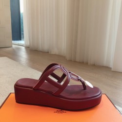 Hermes... a Eclair slippers 2024 new product + hot series of shoes with light soles, with a certain thickness that increases the height and makes your legs look longer!Body, breathable and comfortable technology fabric!A single item that combines color co