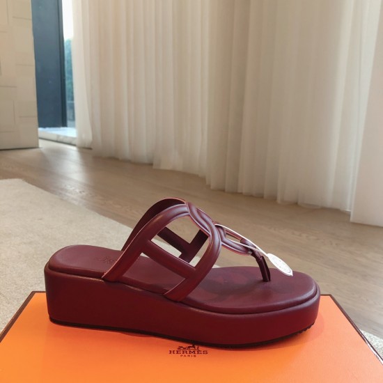 Hermes... a Eclair slippers 2024 new product + hot series of shoes with light soles, with a certain thickness that increases the height and makes your legs look longer!Body, breathable and comfortable technology fabric!A single item that combines color co Hermes... a Eclair slippers 2024 new product + hot series of shoes with light soles, with a certain thickness that increases the height and makes your legs look longer!Body, breathable and comfortable technology fabric!A single item that combines color co
