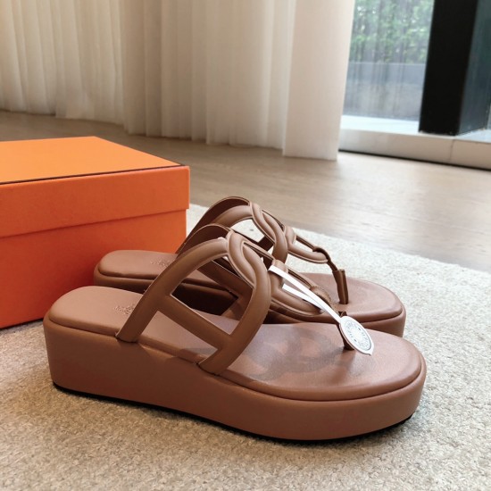 Hermes... a Eclair slippers 2024 new product + hot series of shoes with light soles, with a certain thickness that increases the height and makes your legs look longer!Body, breathable and comfortable technology fabric!A single item that combines color co Hermes... a Eclair slippers 2024 new product + hot series of shoes with light soles, with a certain thickness that increases the height and makes your legs look longer!Body, breathable and comfortable technology fabric!A single item that combines color co