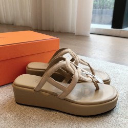 Hermes... a Eclair slippers 2024 new product + hot series of shoes with light soles, with a certain thickness that increases the height and makes your legs look longer!Body, breathable and comfortable technology fabric!A single item that combines color co