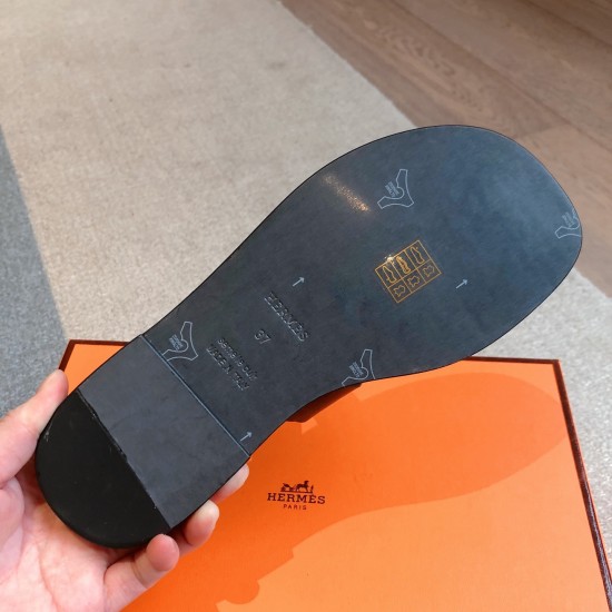 Hermes ❤️Top version. Clip-toe flat bottom drag Hermes... a Eclair 2025 new Kelly+ hit series style is super positive, body-transparent and breathable and comfortable imported cowhide spring and summer color combination and appearance and comfort!Channel Hermes ❤️Top version. Clip-toe flat bottom drag Hermes... a Eclair 2025 new Kelly+ hit series style is super positive, body-transparent and breathable and comfortable imported cowhide spring and summer color combination and appearance and comfort!Channel