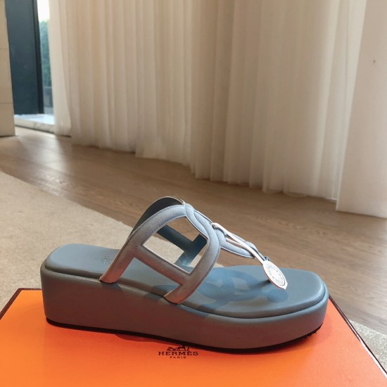 Hermes... a Eclair slippers 2024 new product + hot series of shoes with light soles, with a certain thickness that increases the height and makes your legs look longer!Body, breathable and comfortable technology fabric!A single item that combines color co Hermes... a Eclair slippers 2024 new product + hot series of shoes with light soles, with a certain thickness that increases the height and makes your legs look longer!Body, breathable and comfortable technology fabric!A single item that combines color co
