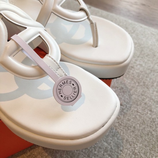 Hermes... a Eclair slippers 2024 new product + hot series of shoes with light soles, with a certain thickness that increases the height and makes your legs look longer!Body, breathable and comfortable technology fabric!A single item that combines color co Hermes... a Eclair slippers 2024 new product + hot series of shoes with light soles, with a certain thickness that increases the height and makes your legs look longer!Body, breathable and comfortable technology fabric!A single item that combines color co