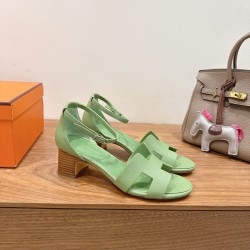 Hermes' classic hot products are launched in Dongguan... a Eclair 2025 new color + hot series style is super positive, with a certain thickness that increases the height and makes your legs look longer!A single item that is breathable and comfortable in t