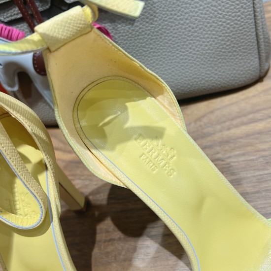 Palmprint. Heel height 10.5cm Hermes top version. High-heeled sandals P350Herme* Early Spring Counter New High-heeled Sandal Series ✔️Upper: Epson leather suede palm print ✔️Inner: Imported mixed-bred sheepskin ✔️Heel height: 10.5cm ✔️Outs: Original Itali Palmprint. Heel height 10.5cm Hermes top version. High-heeled sandals P350Herme* Early Spring Counter New High-heeled Sandal Series ✔️Upper: Epson leather suede palm print ✔️Inner: Imported mixed-bred sheepskin ✔️Heel height: 10.5cm ✔️Outs: Original Itali
