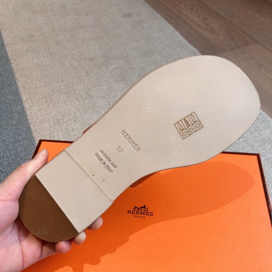 Hermes ❤️Top version. Clip-toe flat bottom drag Hermes... a Eclair 2025 new Kelly+ hit series style is super positive, body-transparent and breathable and comfortable imported cowhide spring and summer color combination and appearance and comfort!Channel Hermes ❤️Top version. Clip-toe flat bottom drag Hermes... a Eclair 2025 new Kelly+ hit series style is super positive, body-transparent and breathable and comfortable imported cowhide spring and summer color combination and appearance and comfort!Channel